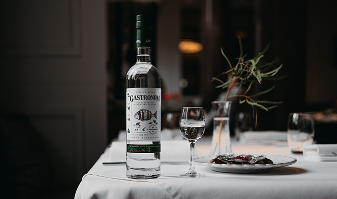Gastronom — бутылка премиальной водки на сервированном столе